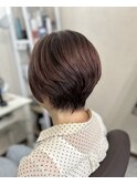 ピンクカラーに、スッキリショートヘア
