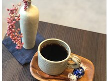 KiNEではお店でドリップしたコーヒーを始めお茶菓子などもご用意