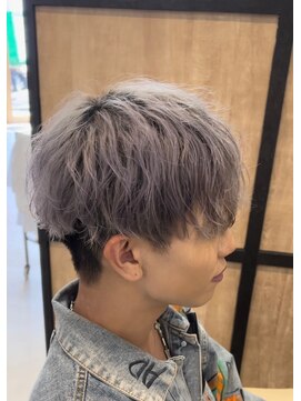 エッジ(EDGE) ハイトーンブリーチマッシュショートレイヤー刈り上げスタイル