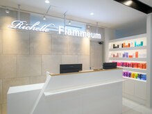 フラミューム 前橋(flammeum)の雰囲気（清潔感のあるエントランスブリーチ/髪質改善/ダブルカラー/）