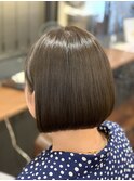 〈Meret〉前下がりワンレンボブ　耳かけスタイル