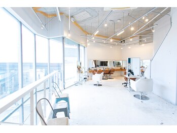 Ursus hair Design by HEADLIGHT 綾瀬店【アーサス ヘアー デザイン】 