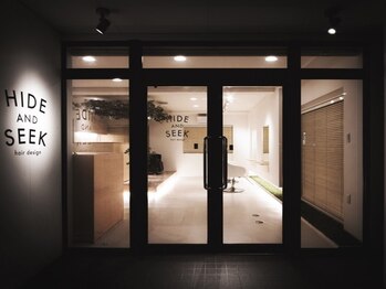 ハイドアンドシーク(HIDE AND SEEK)の写真/おしゃれでシックな印象と温かみのある間接照明がアットホームな雰囲気を演出。ゆっくりお過ごし頂けます◎