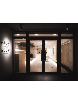 おしゃれでシックな印象と温かみのある間接照明がアットホームな雰囲気を演出。ゆっくりお過ごし頂けます◎