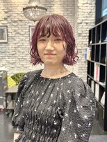 エン(YENN)&nbsp;透明感ワインレッド×くしゅっとボブ