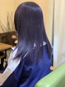 透明感のある色味を叶えるなら＜コンクリートジャングル＞周りと差がつくワンランク上のカラーに導きます◎