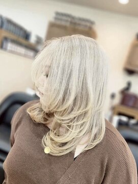 ミラシィ 成田(Mirashy) ホワイトブロンド×レイヤーカット
