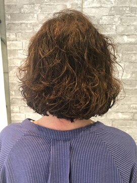 マニス(manis) クセ毛風パーマスパイラルミディアムチョコレートブラウン