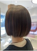 収まりの良いミディアムボブ/ハイライト