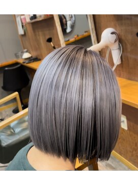 ヘアーサロン アトリエ(Hair salon ATORIE) ボブヘアブリーチカラーシャドウルーツシルバーカラー