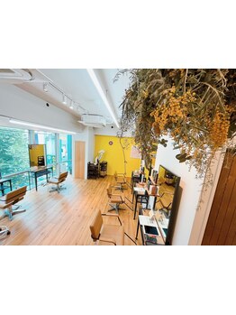 大人女性に人気のゆったりとした空間が魅力のサロン。一人ひとりの悩みに寄り添い、理想のスタイルへ導く◇