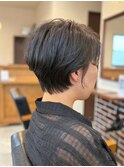 タイトなシルエットの黒髪ショートヘア