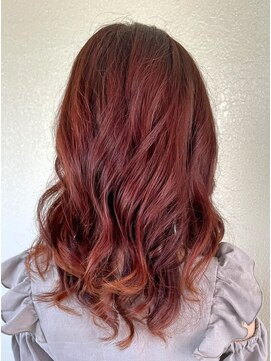 パリスパート2 グラデーションカラー レッド ゆる巻き ヘアスタイル