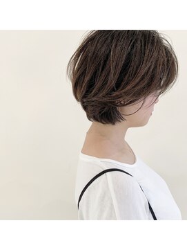 デフィー(DEFY) マッシュショートにグレージュカラー