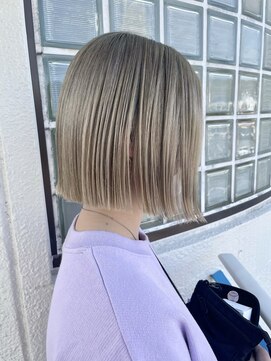 ロマーリ(LOMARLIE) 重め切りっぱなしカット_ハイトーン