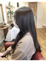 ウィーク 梅田(UiiC)&nbsp;アッシュブラックでオシャレ 暗髪 ロングヘア uiic 中平鮎歌