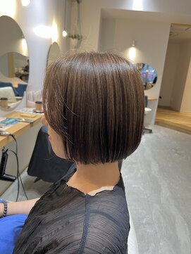 パラゴ(PARAGO.) 《城東区/緑橋/女性サロン》切りっぱなしボブ× ハイライト