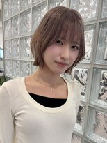 女性らしく上品な印象を与える、顔周りレイヤーカット