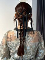 アンニュ(annuy)&nbsp;結婚式 お呼ばれヘア 20代 三つ編みヘア カチモリ 編みおろし