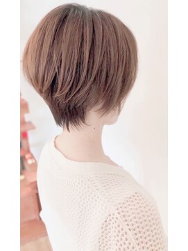 ユーフォリア(Euphoria.) 首を綺麗に魅せるショートは大人女子の定番