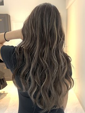 ヨロ 小岩(YOLO) ミルクティーグレージュハイライトケアブリーチレイヤーカット