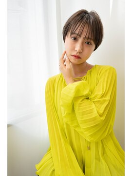 レゴ(REGO) グレージュカラーシルキーべージュ、デザインカラー斜めバング