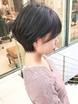 アンド ストーリーズ(&STORIES) 前髪ありマニッシュショートボブ黒髪ローライト