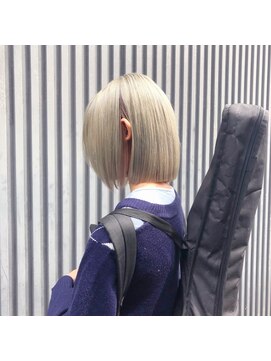 ボックスミコ(Box mico.) ハイトーンシルバーグレージュで艶丸みボブ