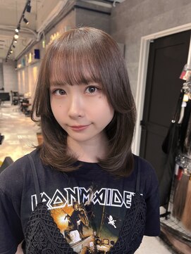 ルイス(L'wis) 人気の顔周りレイヤー鎖骨ミディアムスタイル！！えもグレージュ