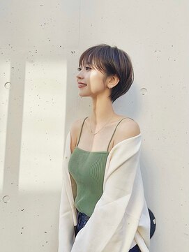 アイドットプラス 表参道(i.+omotesando) グレージュカラー斜めバング丸みショート