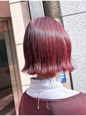 切りっぱなしボブ外ハネワンカールショートボブチェリーレッド