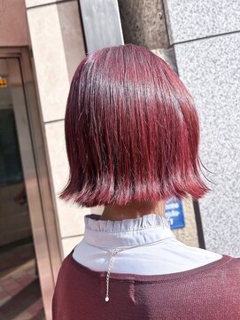 ミシェリー 新宿店(misherry) 切りっぱなしボブ外ハネワンカールショートボブチェリーレッド