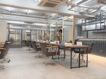 《広いフロア・広々とした空間》広々としたフロアに選べる半個室席、落ち着いた空間でリラックスできます。