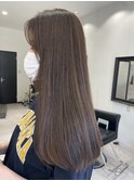 髪が柔らかく見える女性らしいグレージュ