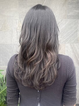 メゾン アヴァロ(Maison Avallo) ダークグレイカラーのレイヤーウルフロング