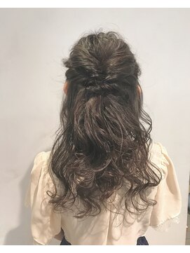 ヴァンクシー バイ ルナ(VANKCY by Luna) 【neolive plus】ラフに抜け感アリ！なウェービーハーフアップ