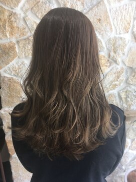 コジジ(cojiji) ナチュラルにカラーでアクセントプラス