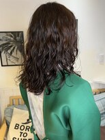 ヘアーサロン ビー(hair salon b.)&nbsp;顔まわり前上がりレイヤー　ゆるめスパイラルパーマ　アッシュ