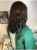顔まわり前上がりレイヤー ゆるめスパイラルパーマ アッシュ