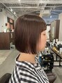 アオゾラヘアーカミノウラ(AOZORA HAIR kaminoura) 顎下1センチの前下がりボブにして、カラーはオリーブグレージュ