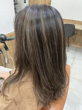 ノーム 横浜(NORM) 白髪ぼかしハイライトカラー