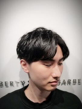 リバティシェアバーバー 銀座(LIBERTY SHARE BARBER) 【センター分けの方必見】カルマパーマスタイル