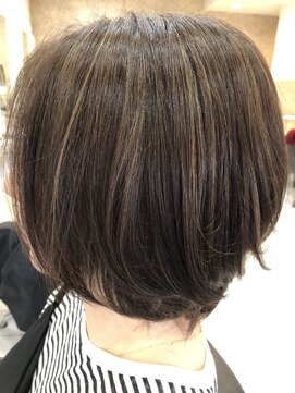 ヘアーデザインムーヴ(Hair design MOVE) 白髪ぼかしハイライト　ショート　ナチュラル