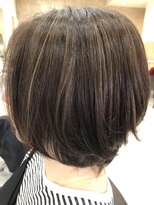 ヘアーデザインムーヴ(Hair design MOVE) 白髪ぼかしハイライト　ショート　ナチュラル