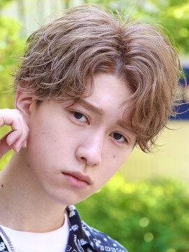 オーシャントーキョー 大阪(OCEAN TOKYO) ハイライトミルクティーベージュツーブロックメンズマッシュ