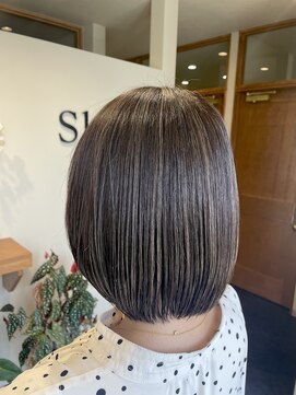 シー 浜松三方原店(She) ショートボブ　白髪ぼかしハイライト　グレージュ