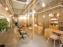 レリル(relile)の雰囲気(陽の光と木の温もりに包まれるカフェのような開放的空間)