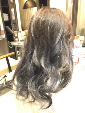 アライアオーロ(Alaiaolo) 「Alaiaolo」岩本侑馬グレージュハイライト×寝ぐせ風スタイル