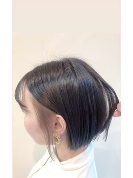 デイリリーバイアメリア 川西店(daylily by Ameria) ぱつっとミニボブ×イヤリングカラー→白井　涼貴