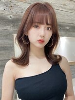 ピンクカラーくびれヘア ツヤ髪韓国カラー 外ハネミディアム